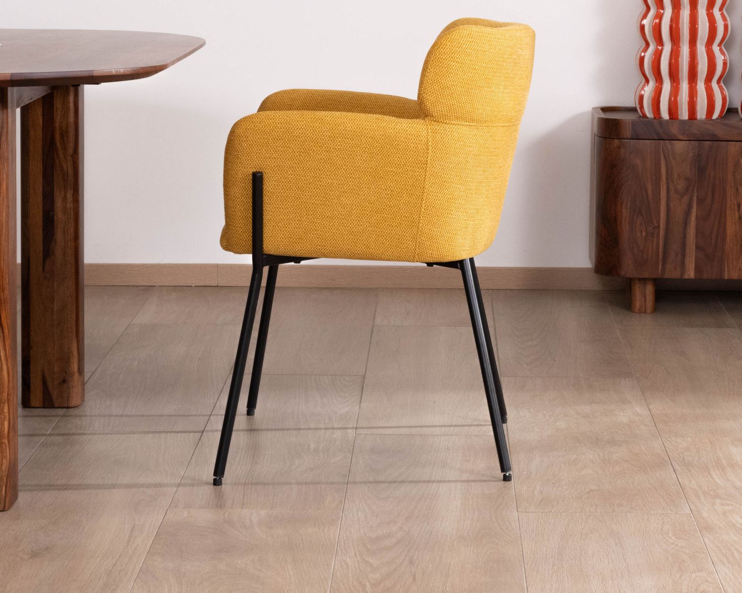 Lot de 2 chaises contemporaines moutarde et pieds métal noir "Riméno"