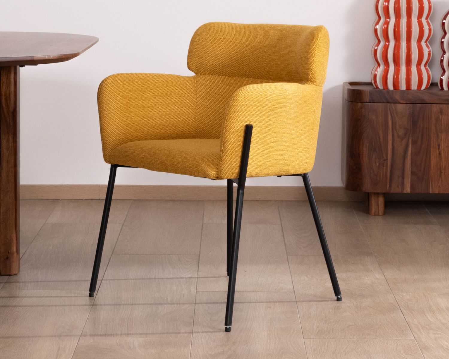 Lot de 2 chaises contemporaines moutarde et pieds métal noir "Riméno"