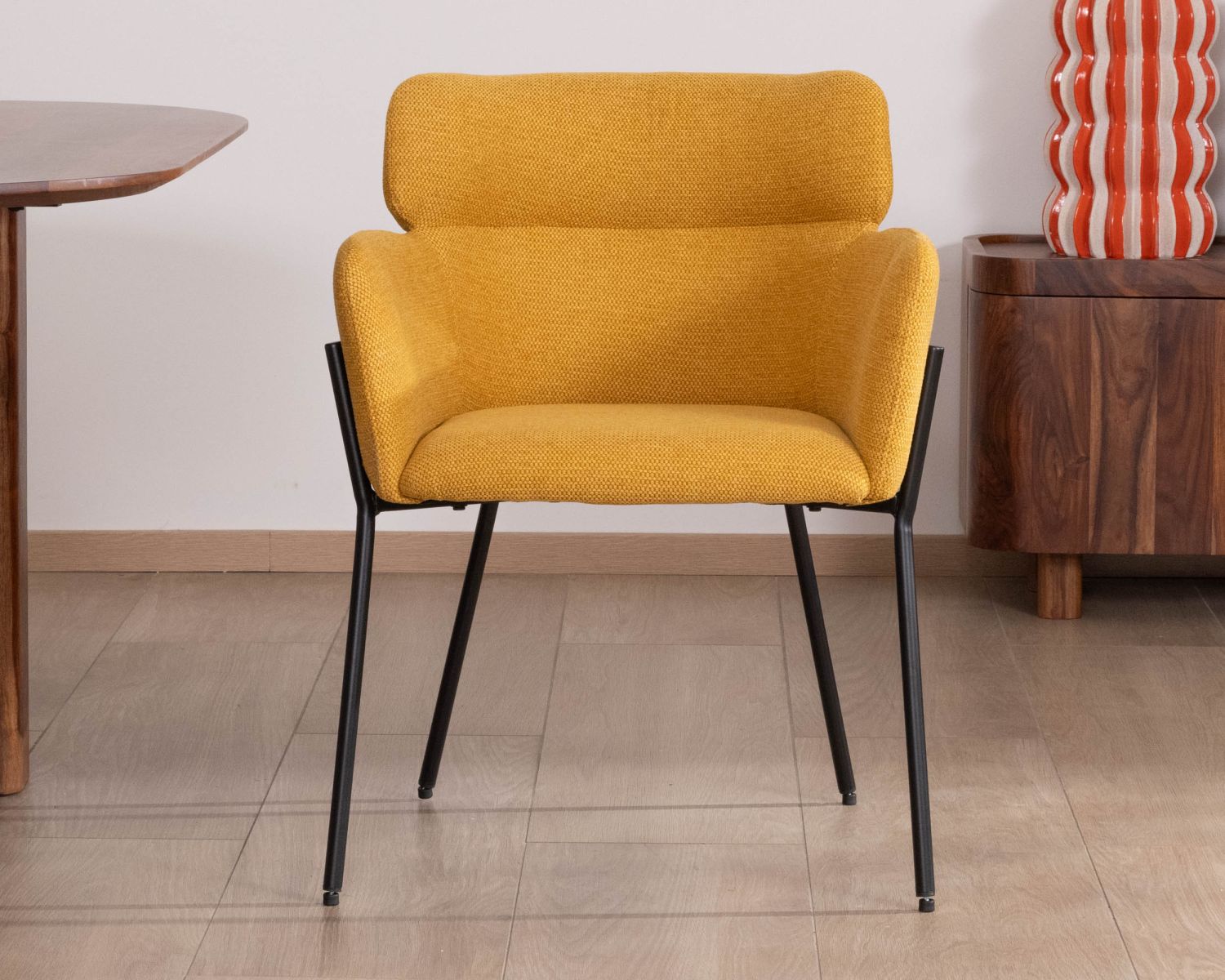 Lot de 2 chaises contemporaines moutarde et pieds métal noir "Riméno"