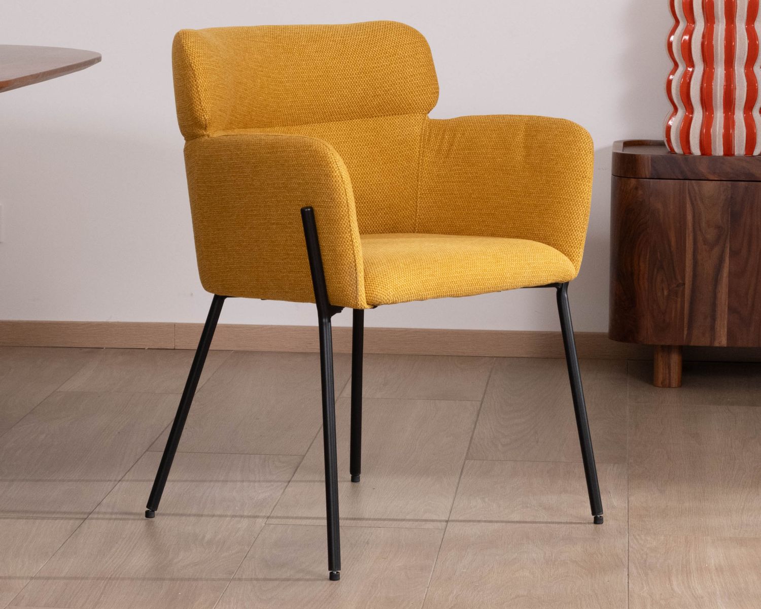 Lot de 2 chaises contemporaines moutarde et pieds métal noir "Riméno"