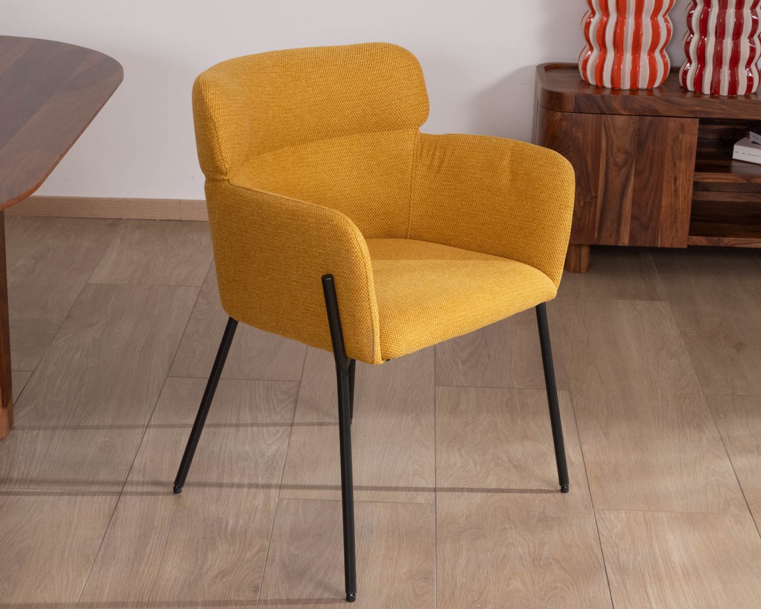 Lot de 2 chaises contemporaines moutarde et pieds métal noir "Riméno"