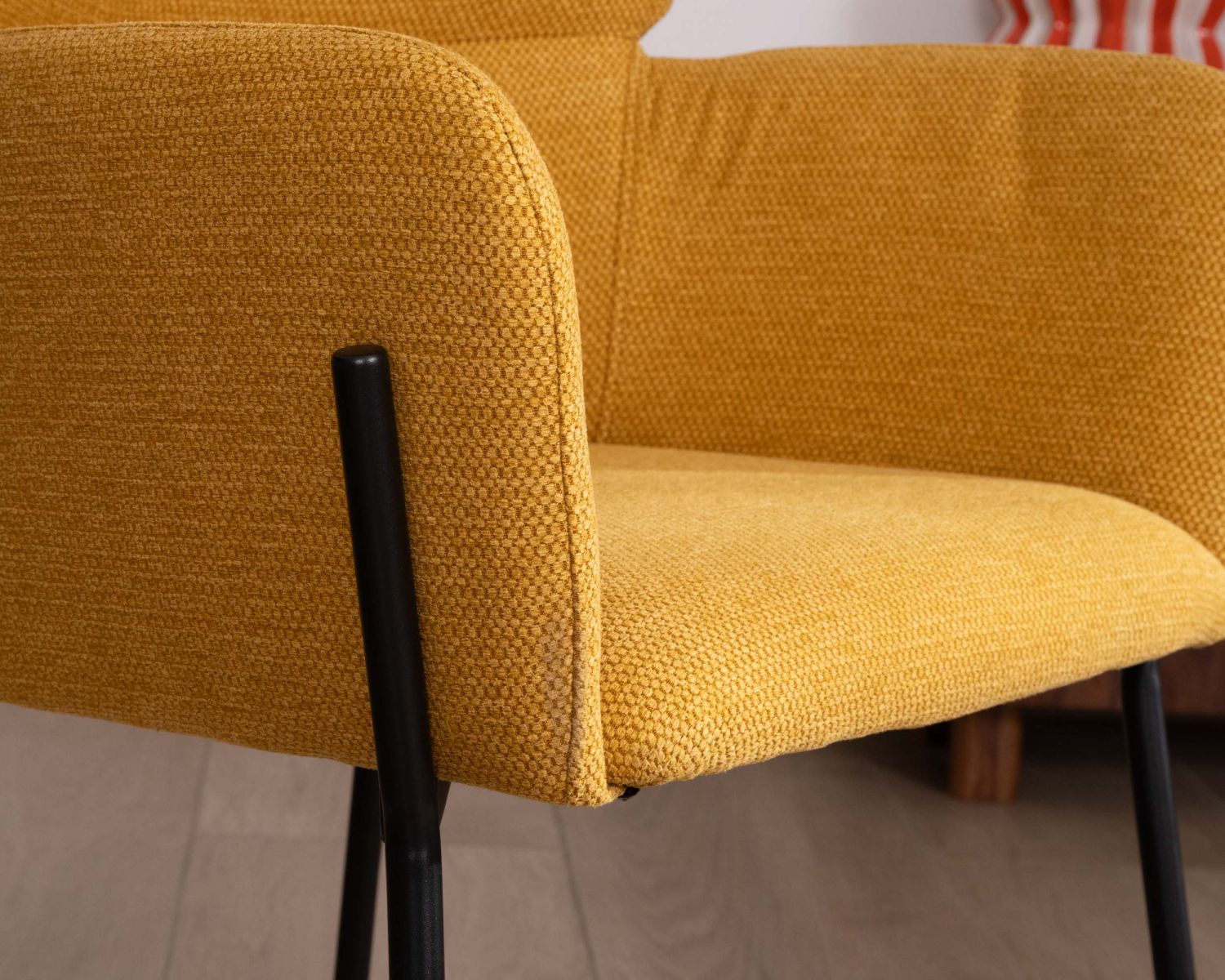 Lot de 2 chaises contemporaines moutarde et pieds métal noir "Riméno"