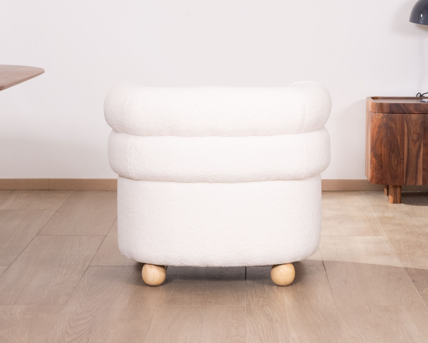 Petite chauffeuse en tissu bouclette blanc design 70's "Wala"