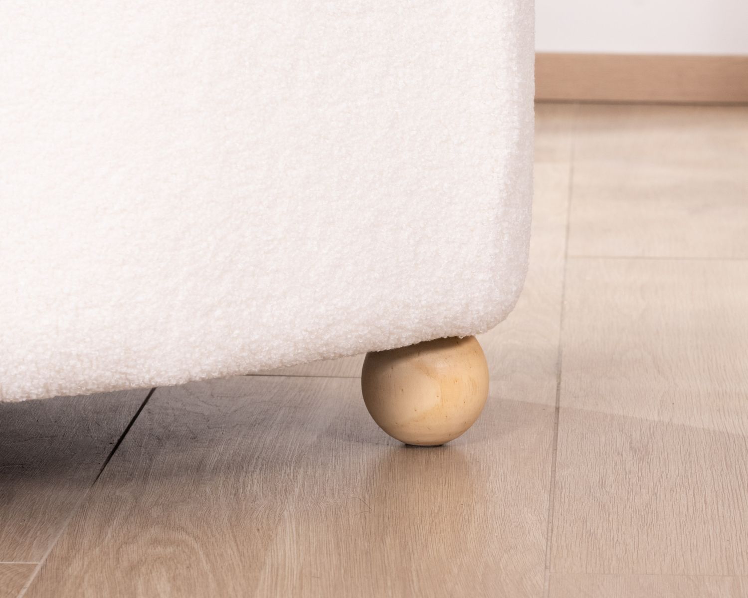 Petite chauffeuse en tissu bouclette blanc design 70's "Wala"