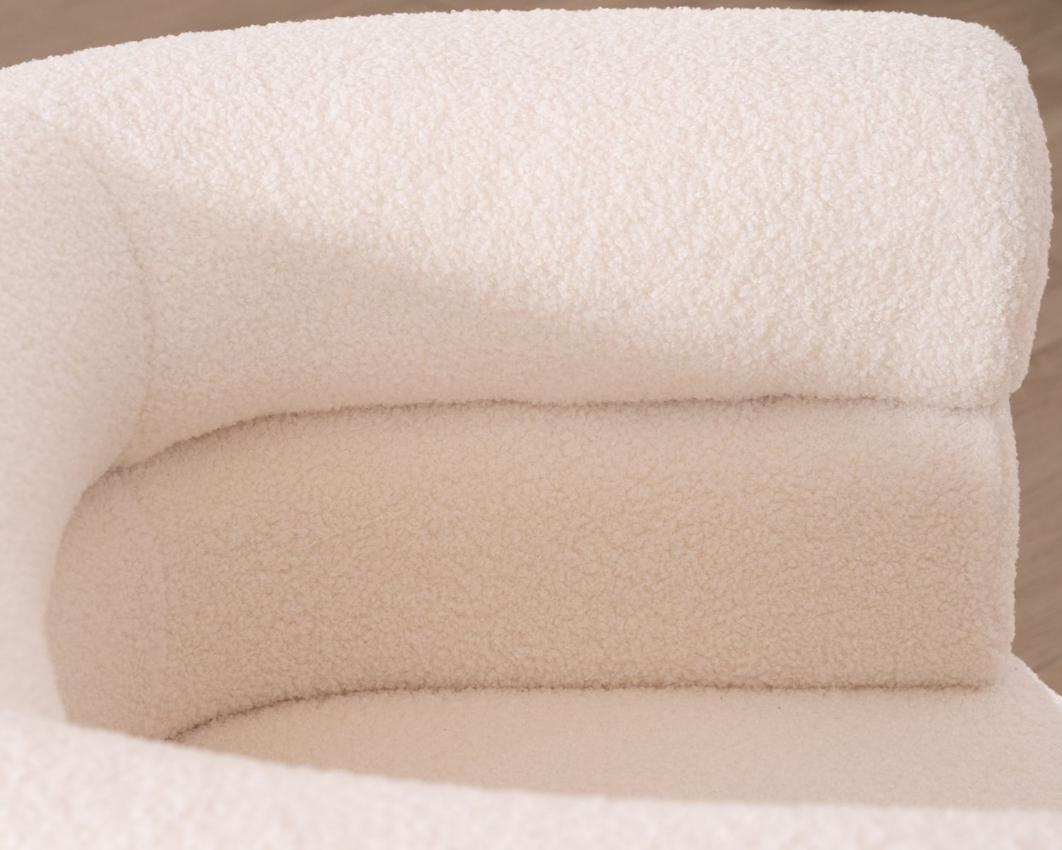 Petite chauffeuse en tissu bouclette blanc design 70's "Wala"