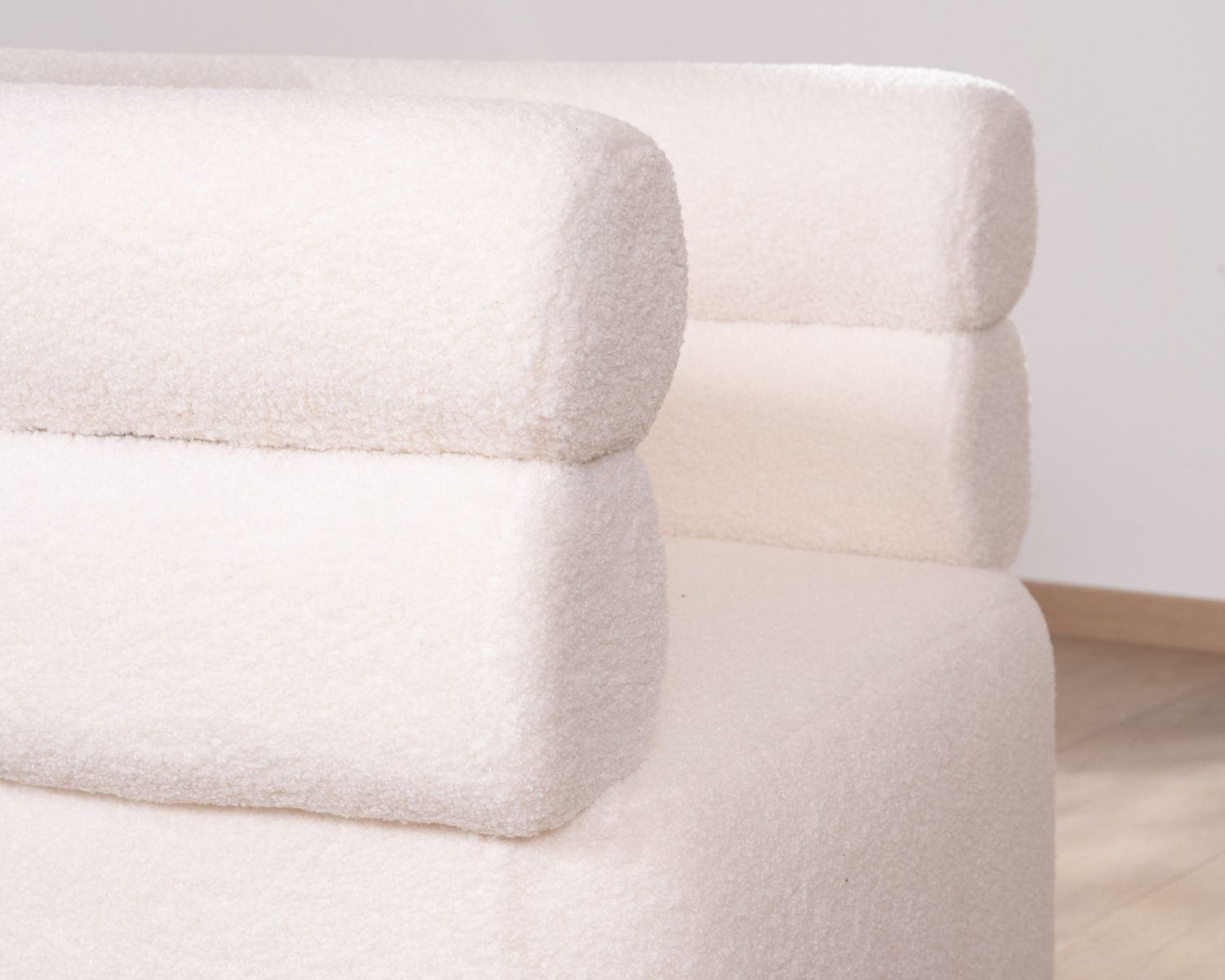 Petite chauffeuse en tissu bouclette blanc design 70's "Wala"