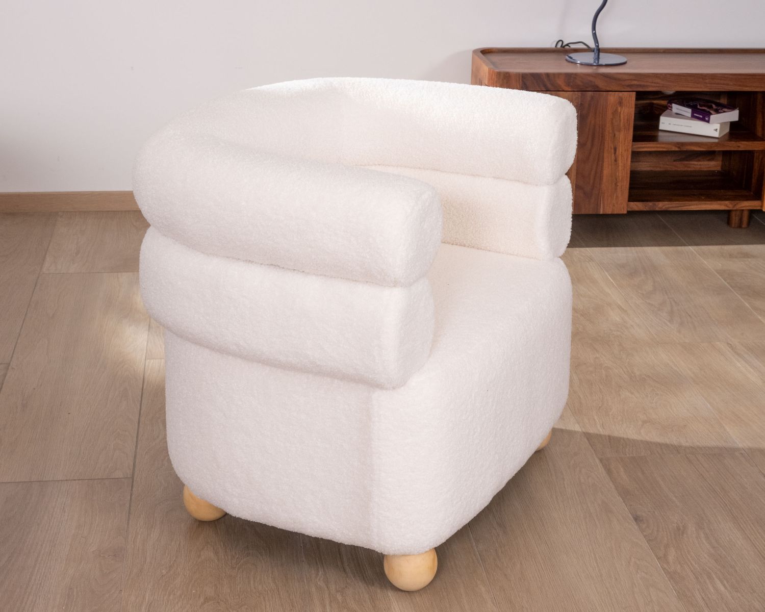 Petite chauffeuse en tissu bouclette blanc design 70's "Wala"