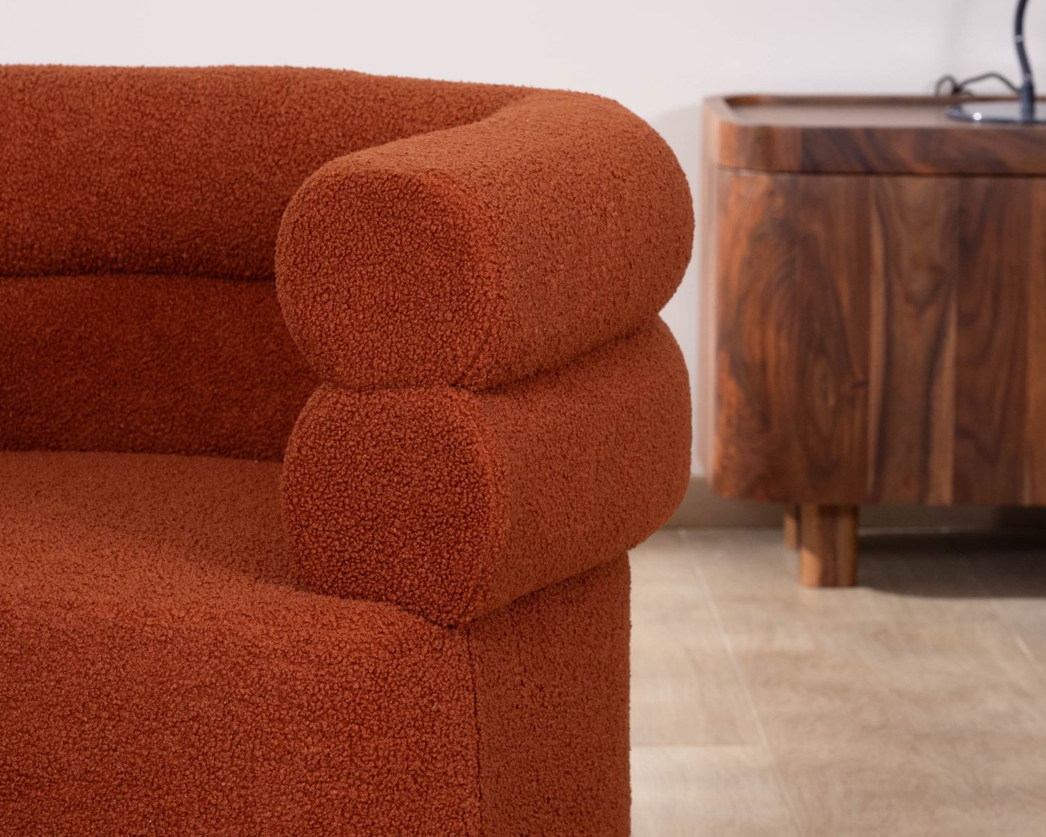 Petite chauffeuse enveloppante design vintage "Wala" en tissu terracotta