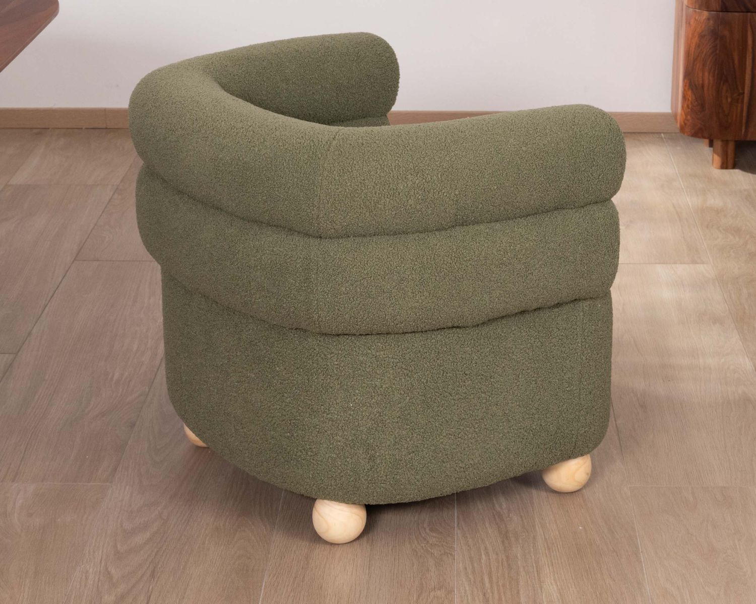 Petite chauffeuse style retro "Wala" en tissu vert kaki