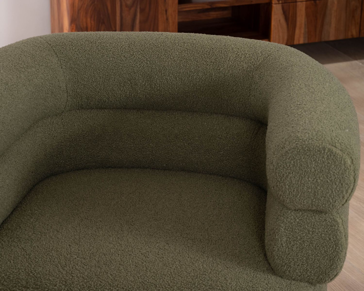 Petite chauffeuse style retro "Wala" en tissu vert kaki