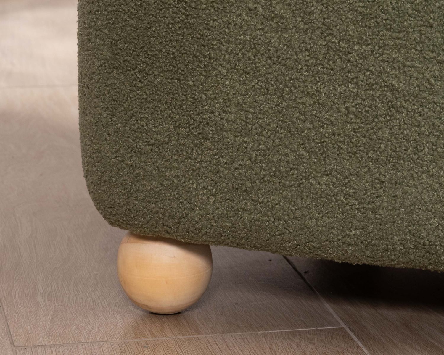 Petite chauffeuse style retro "Wala" en tissu vert kaki