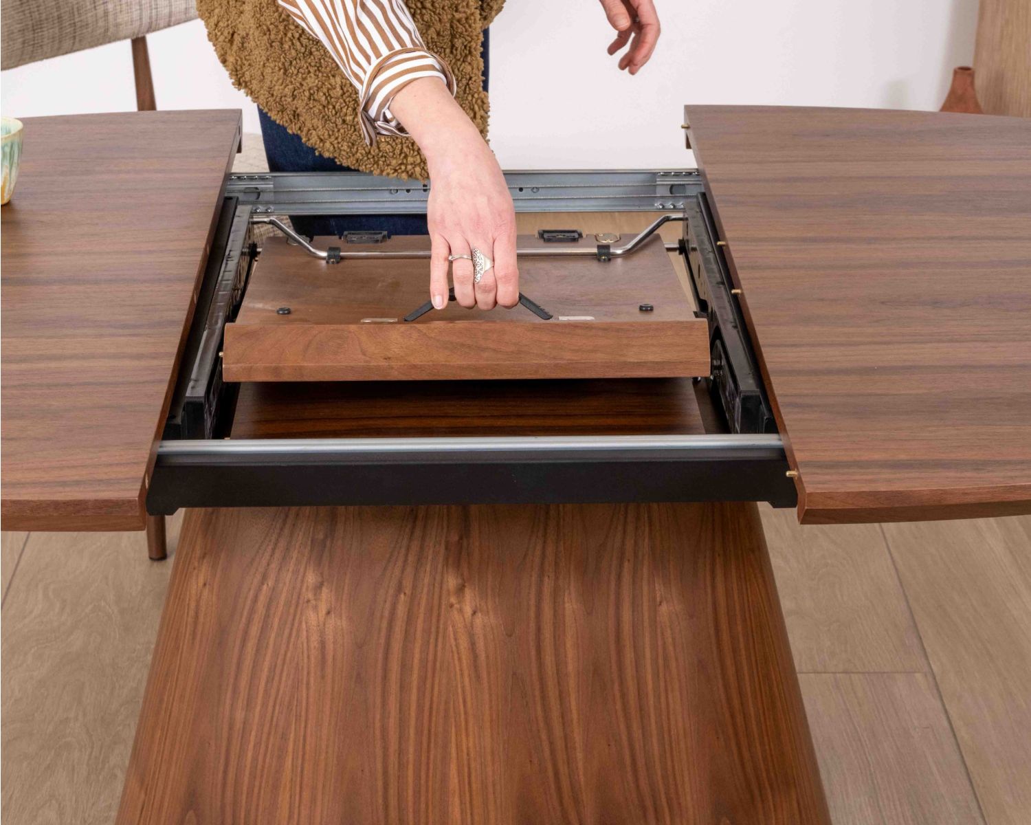 Table de repas extensible 160–200 cm teinte noyer "Oria" forme ovale