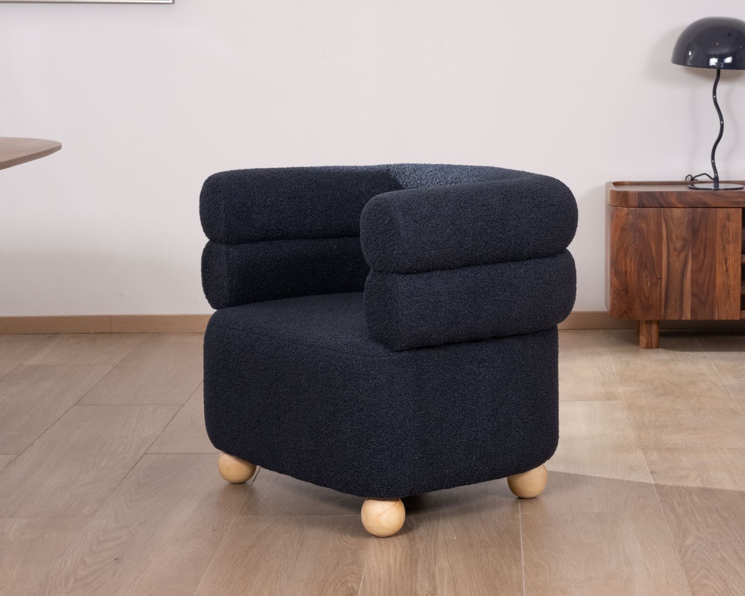 Petite chauffeuse enveloppante en tissu bleu foncé "Wala"