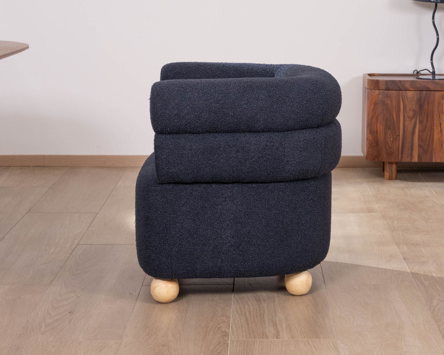 Petite chauffeuse enveloppante en tissu bleu foncé "Wala"