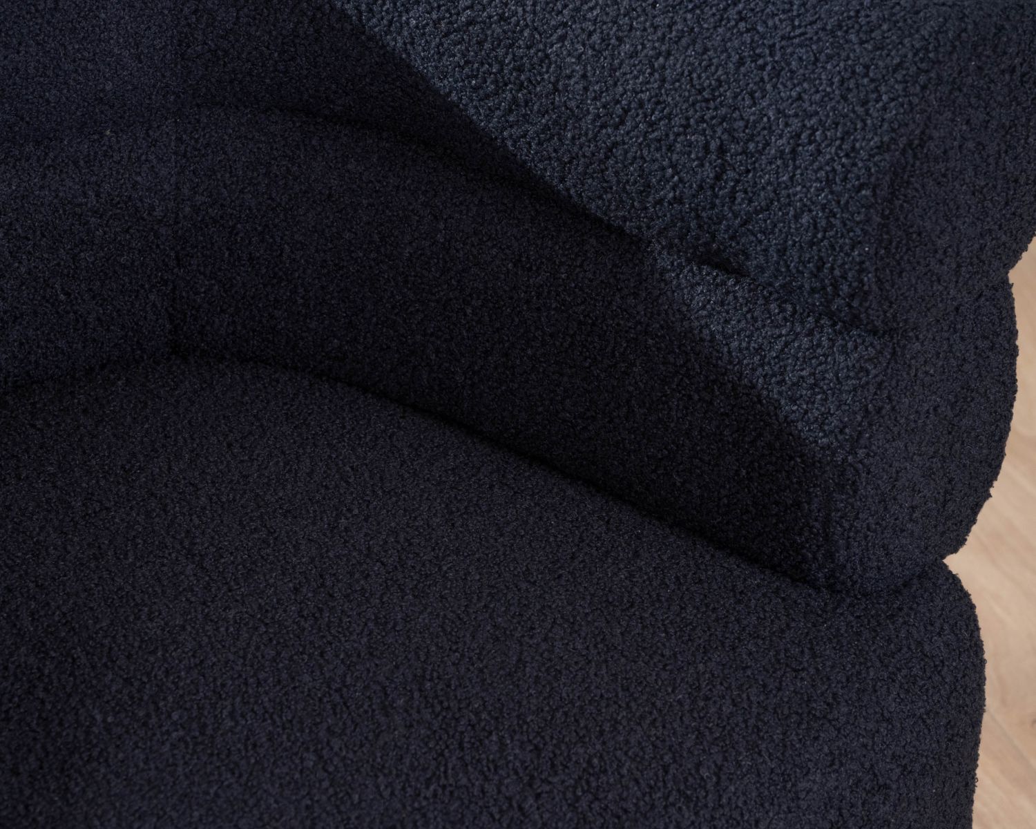 Petite chauffeuse enveloppante en tissu bleu foncé "Wala"