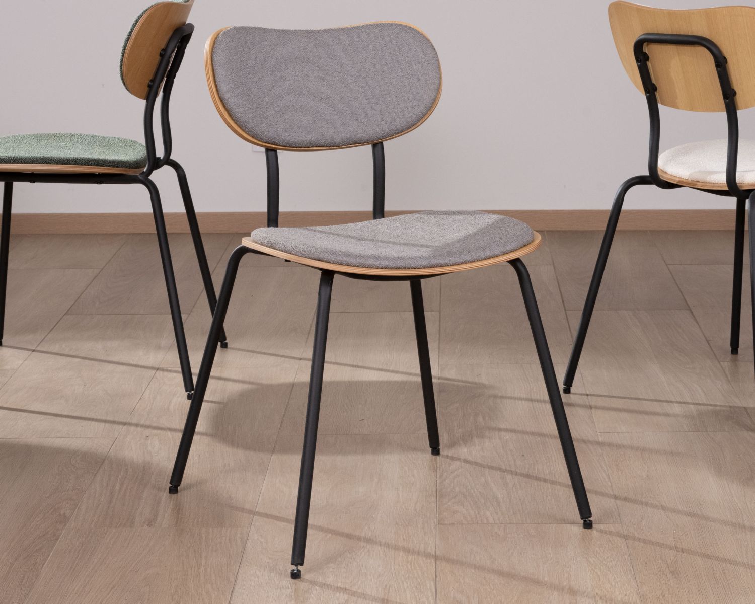 Lot de 4 chaises de repas rétro assise bois et tissu gris "Lino"