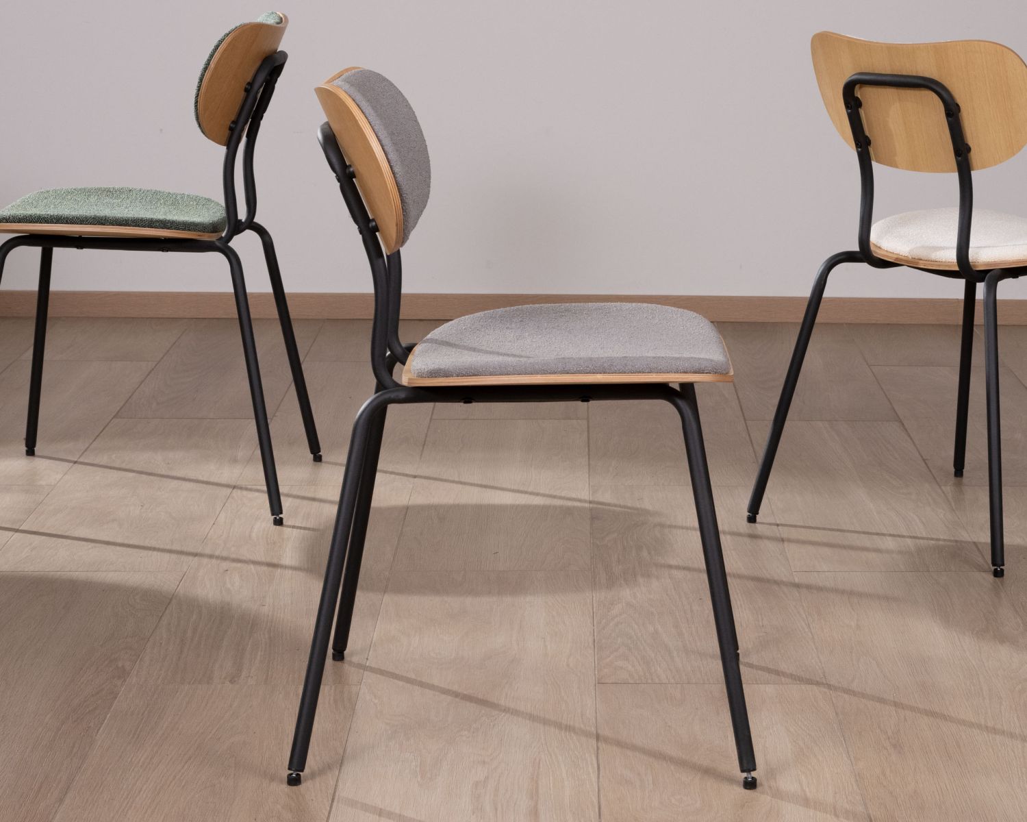 Lot de 4 chaises de repas rétro assise bois et tissu gris "Lino"