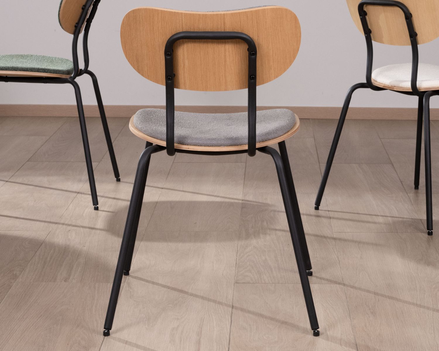 Lot de 4 chaises de repas rétro assise bois et tissu gris "Lino"