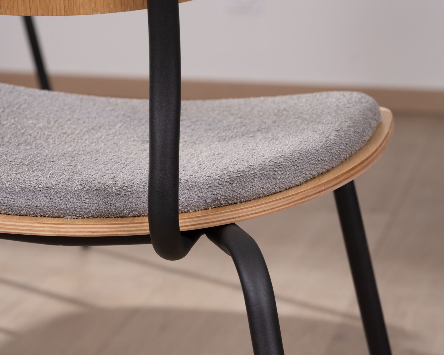 Lot de 4 chaises de repas rétro assise bois et tissu gris "Lino"