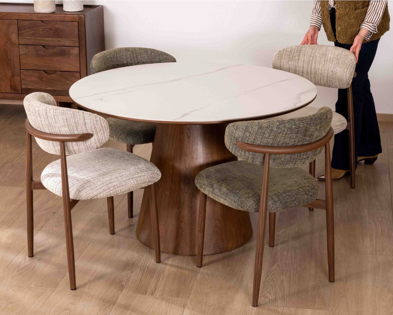 Table de repas ronde 120 cm plateau céramique blanc effet marbre "Oria" piètement aspect noyer