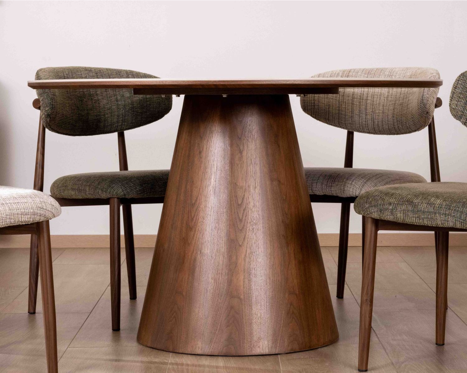 Table de repas ronde 120 cm plateau céramique blanc effet marbre "Oria" piètement aspect noyer