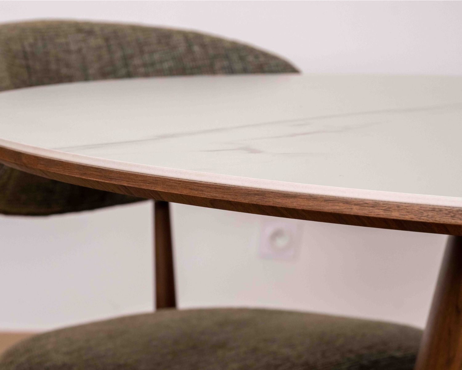 Table de repas ronde 120 cm plateau céramique blanc effet marbre "Oria" piètement aspect noyer