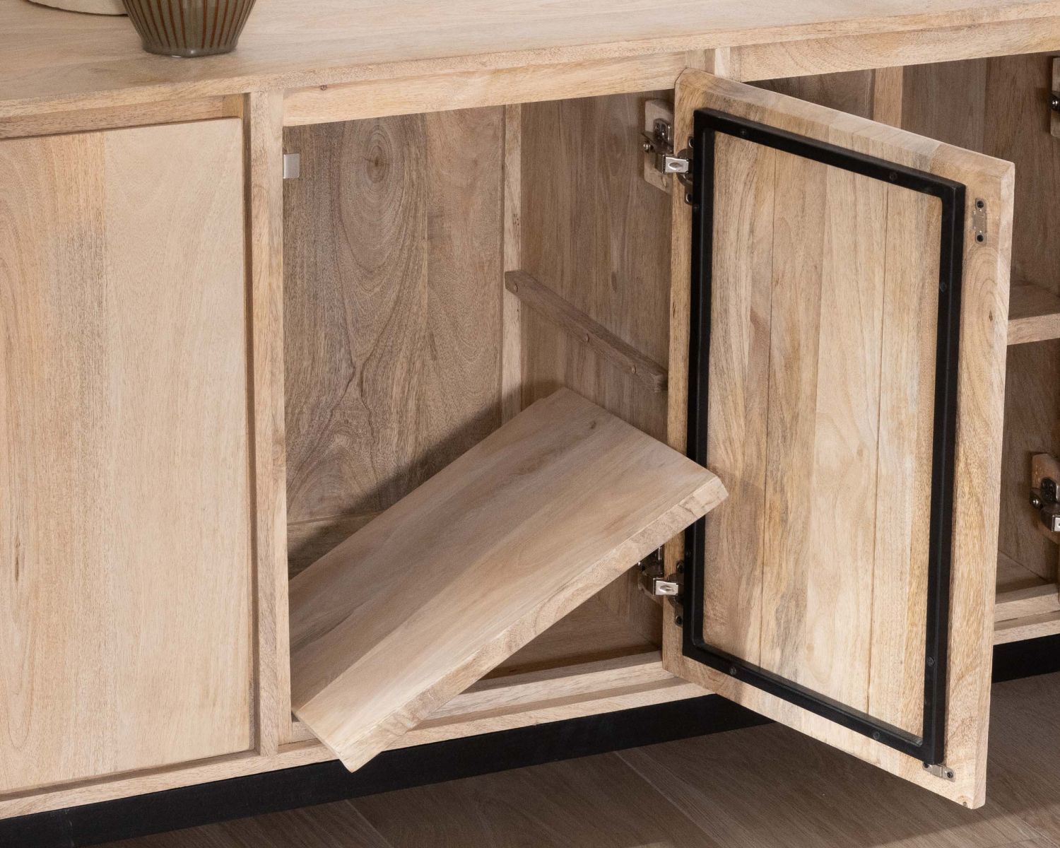 Buffet épuré en manguier massif 180 cm 3 portes et tiroirs "Gola"