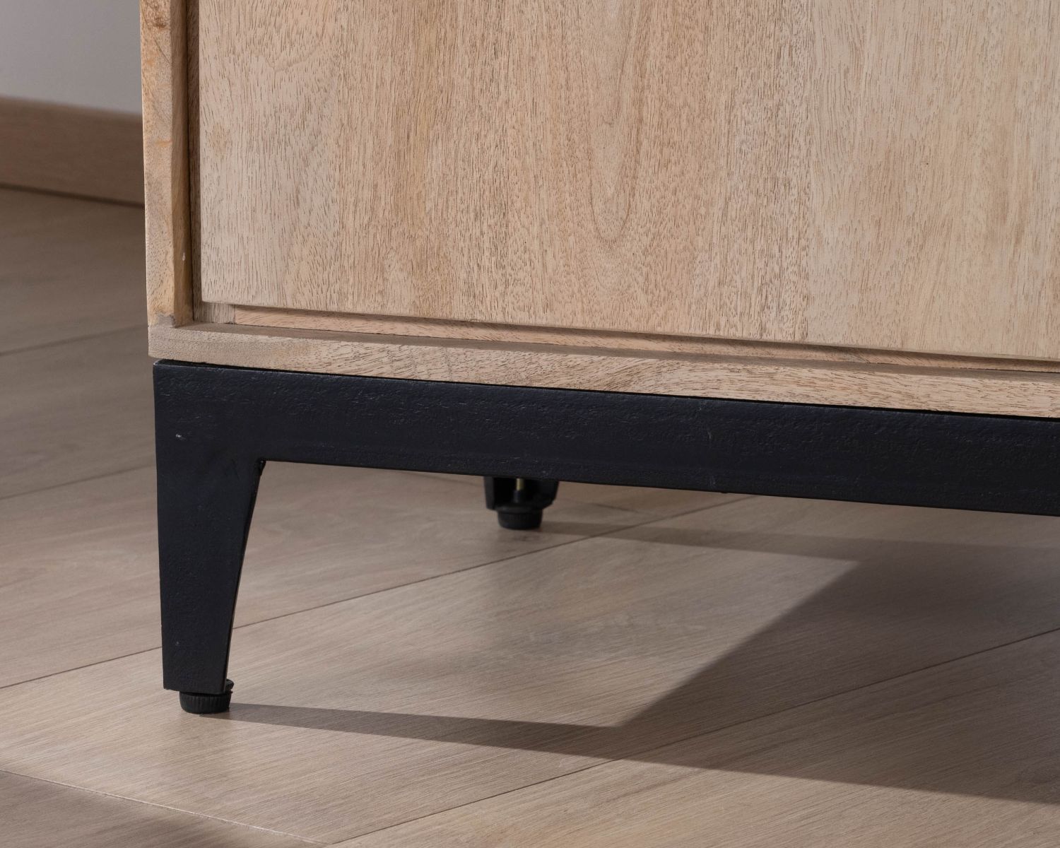 Grand meuble TV 180 cm en manguier massif avec portes, niches et tiroirs "Gola"