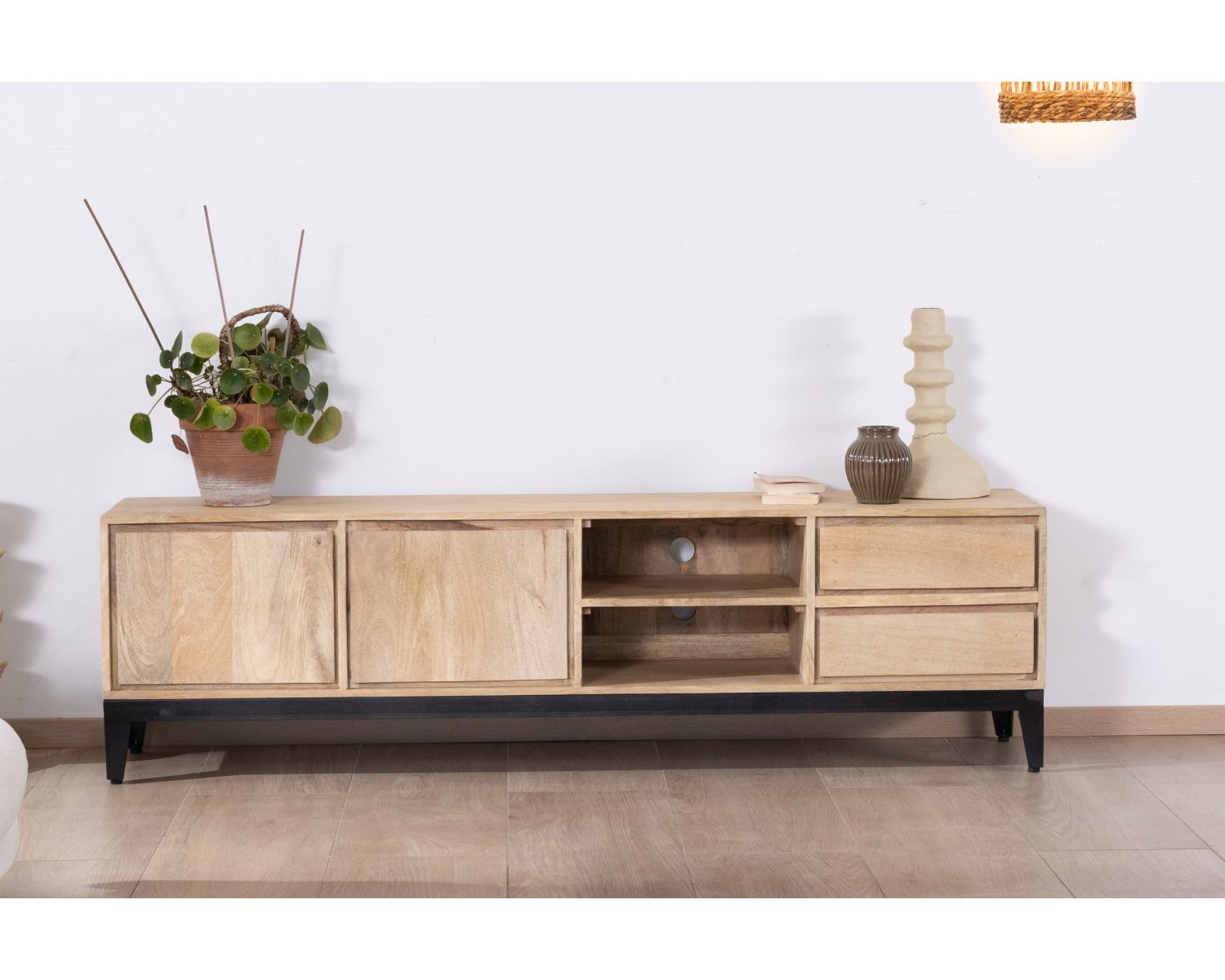 Grand meuble TV 180 cm en manguier massif avec portes, niches et tiroirs "Gola"