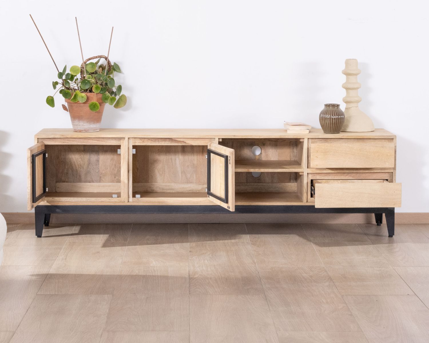 Grand meuble TV 180 cm en manguier massif avec portes, niches et tiroirs "Gola"