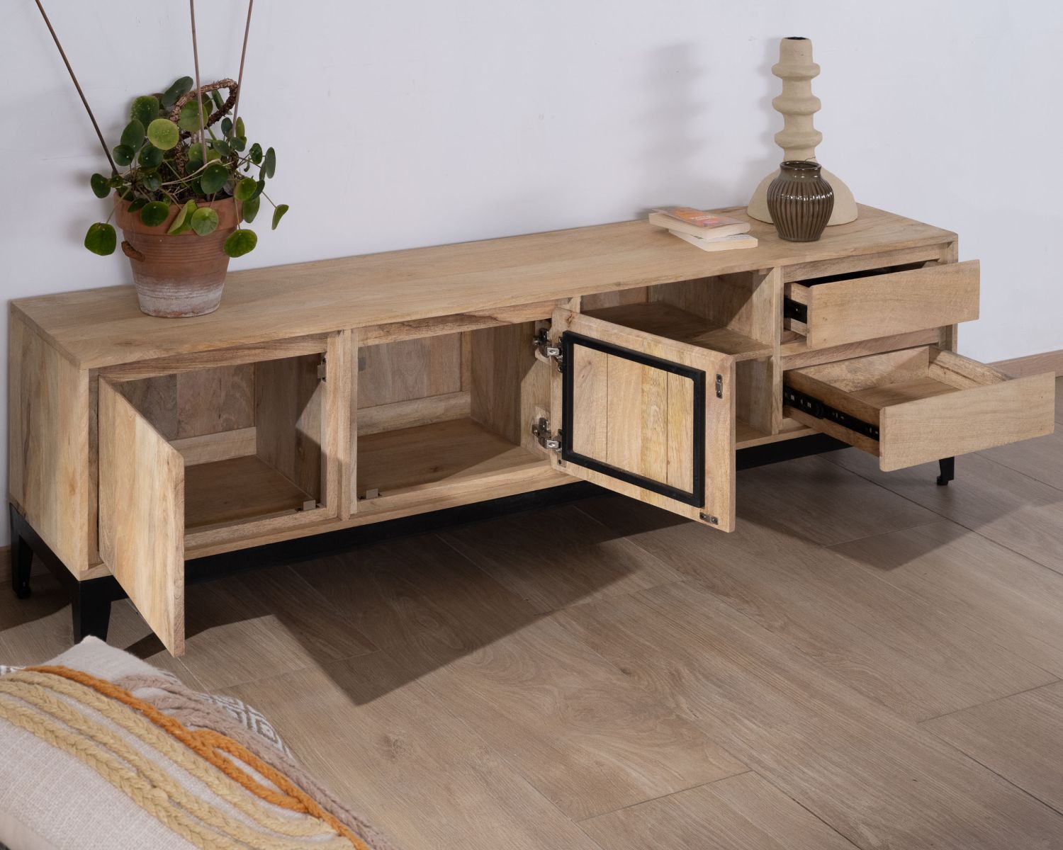 Grand meuble TV 180 cm en manguier massif avec portes, niches et tiroirs "Gola"