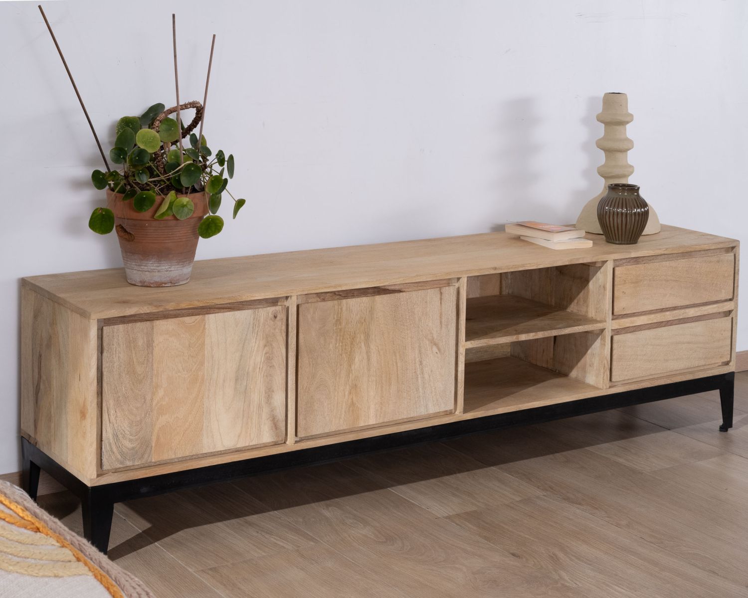 Grand meuble TV 180 cm en manguier massif avec portes, niches et tiroirs "Gola"
