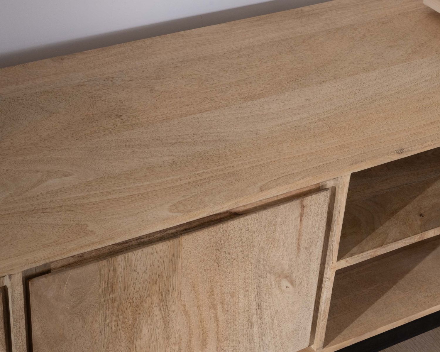 Grand meuble TV 180 cm en manguier massif avec portes, niches et tiroirs "Gola"