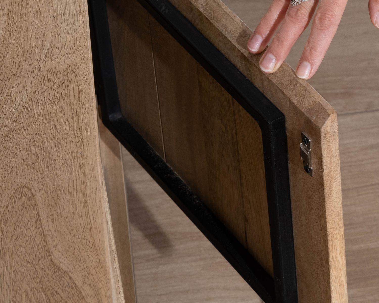 Grand meuble TV 180 cm en manguier massif avec portes, niches et tiroirs "Gola"