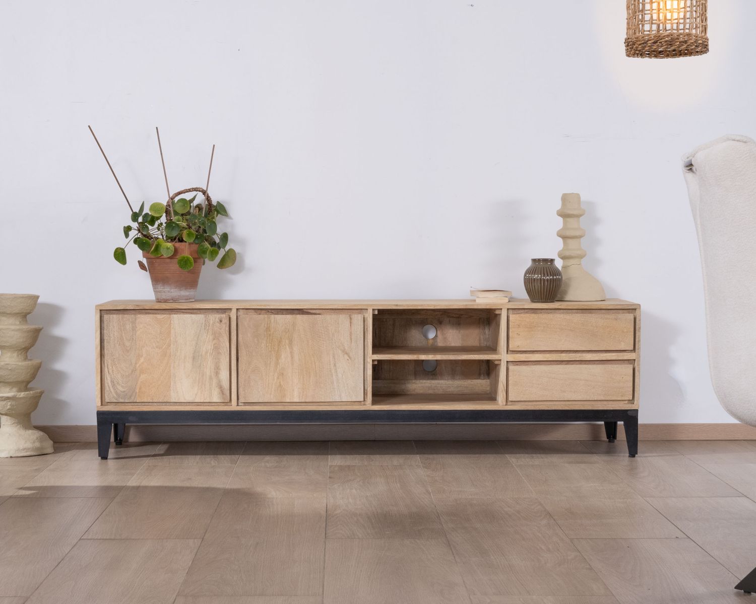 Grand meuble TV 180 cm en manguier massif avec portes, niches et tiroirs "Gola"