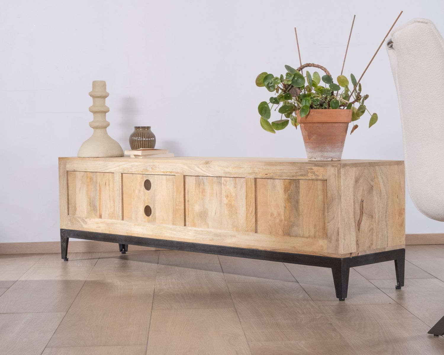 Grand meuble TV 180 cm en manguier massif avec portes, niches et tiroirs "Gola"