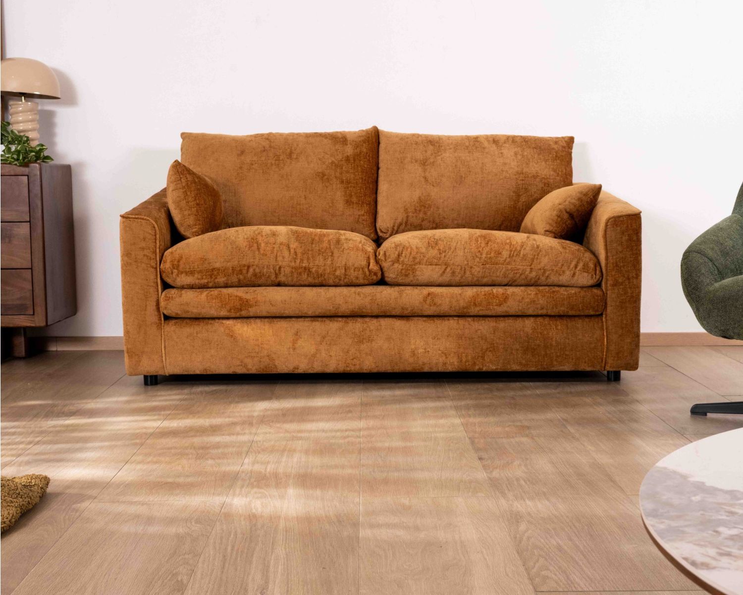 Canapé 2 places contemporain esprit cosy “Odéa” en tissu jaune moutarde