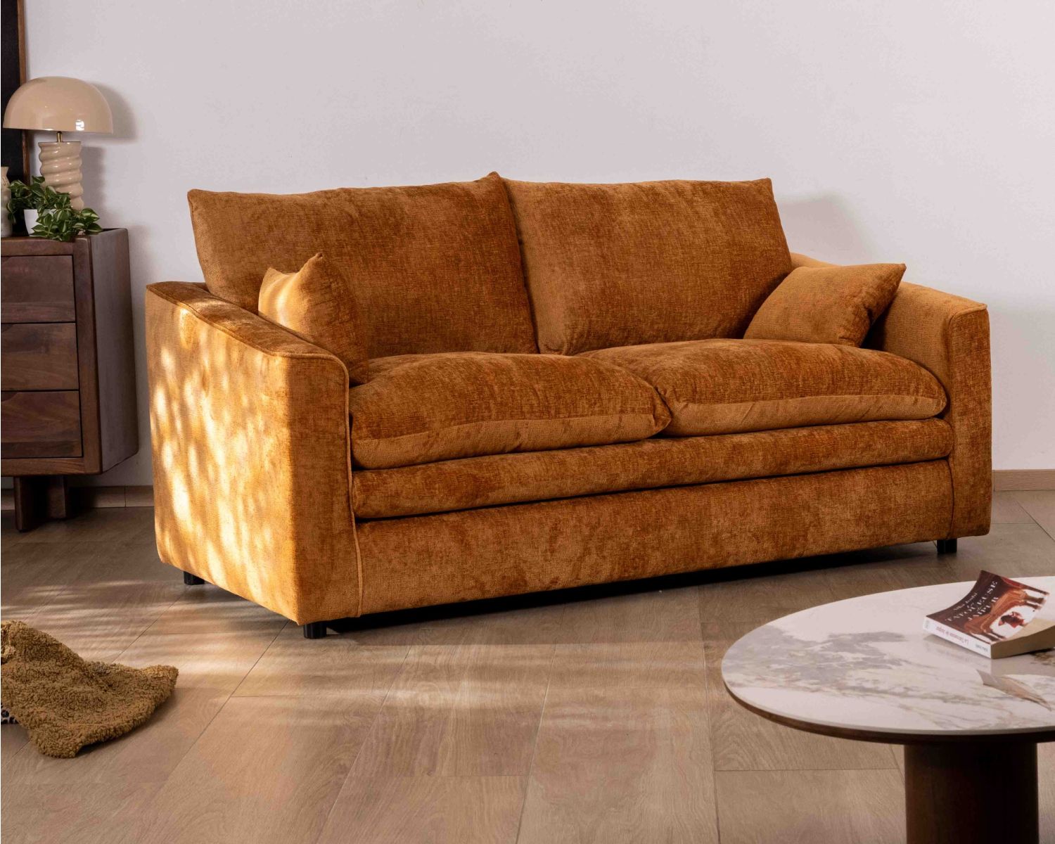 Canapé 2 places contemporain esprit cosy “Odéa” en tissu jaune moutarde