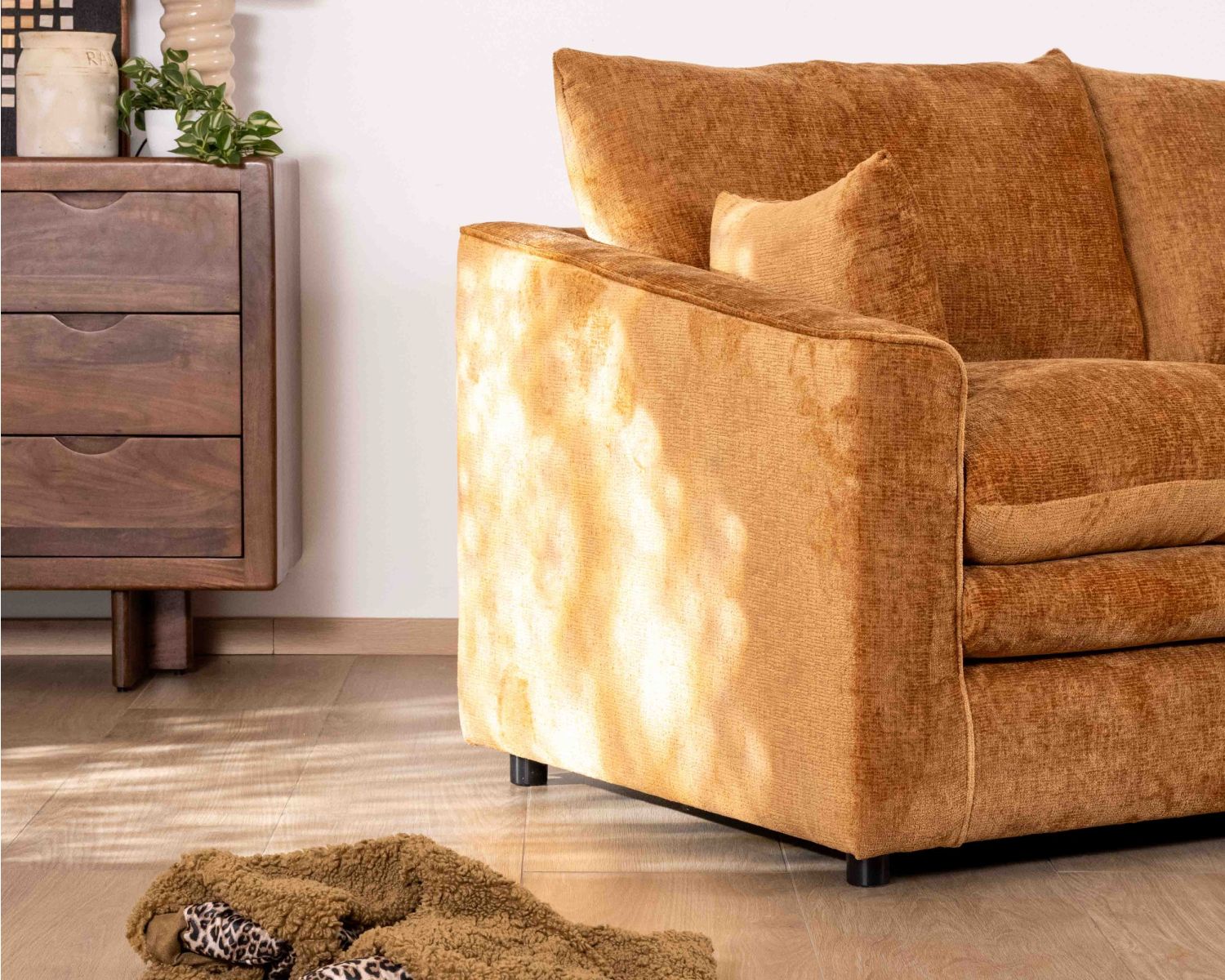 Canapé 2 places contemporain esprit cosy “Odéa” en tissu jaune moutarde