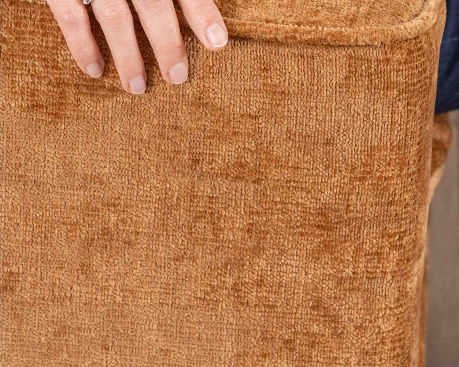 Canapé 2 places contemporain esprit cosy “Odéa” en tissu jaune moutarde