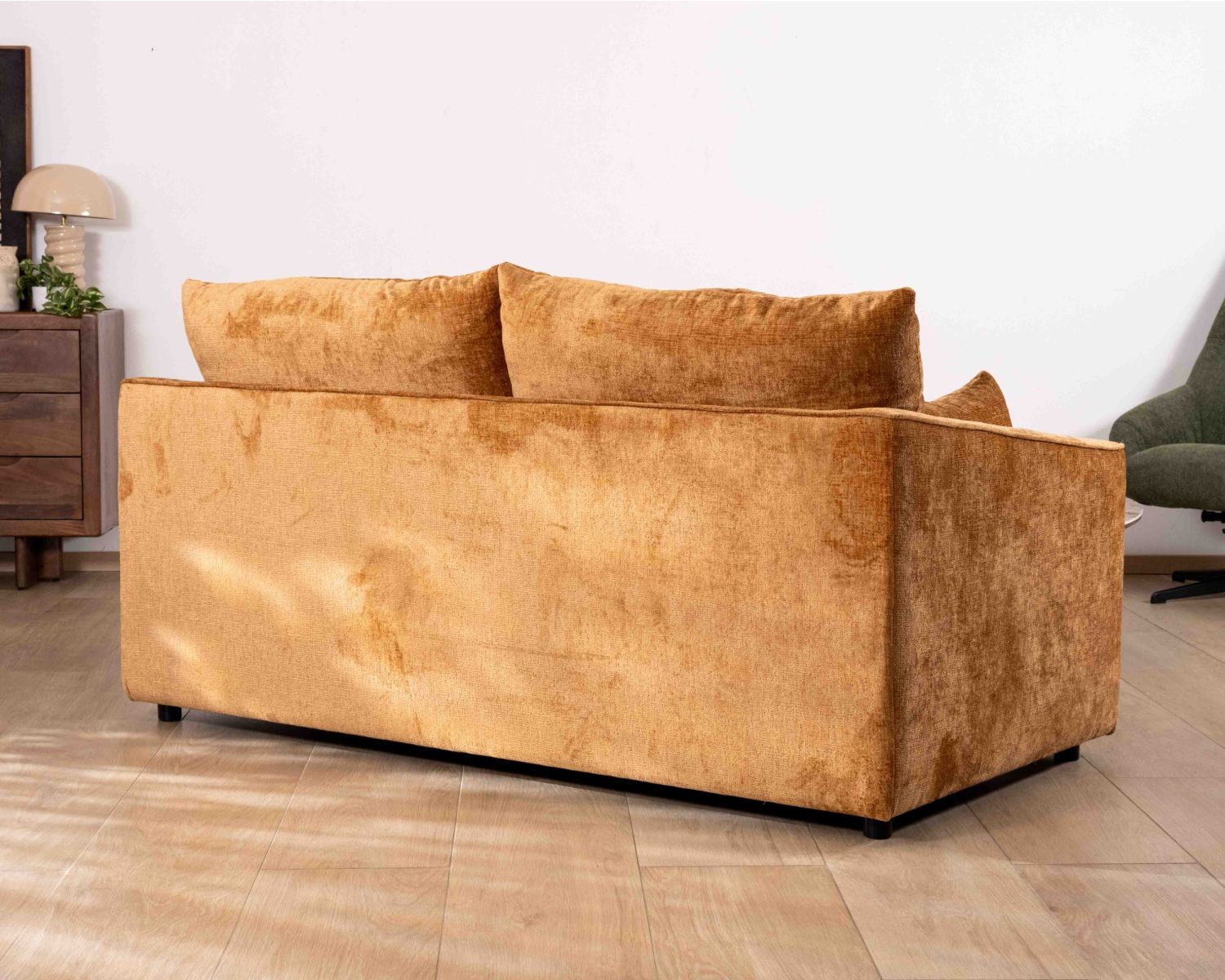 Canapé 2 places contemporain esprit cosy “Odéa” en tissu jaune moutarde