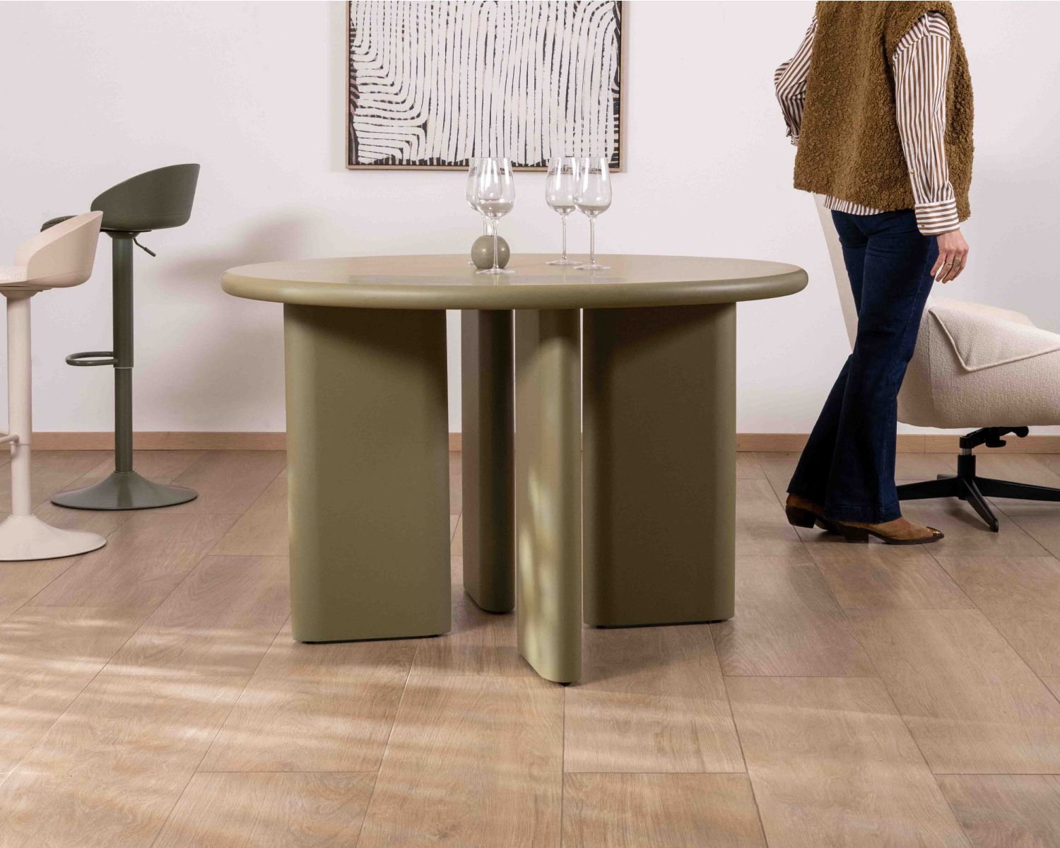 Table de repas ronde coloris vert sauge "Odyna" 120 cm piètement sculptural