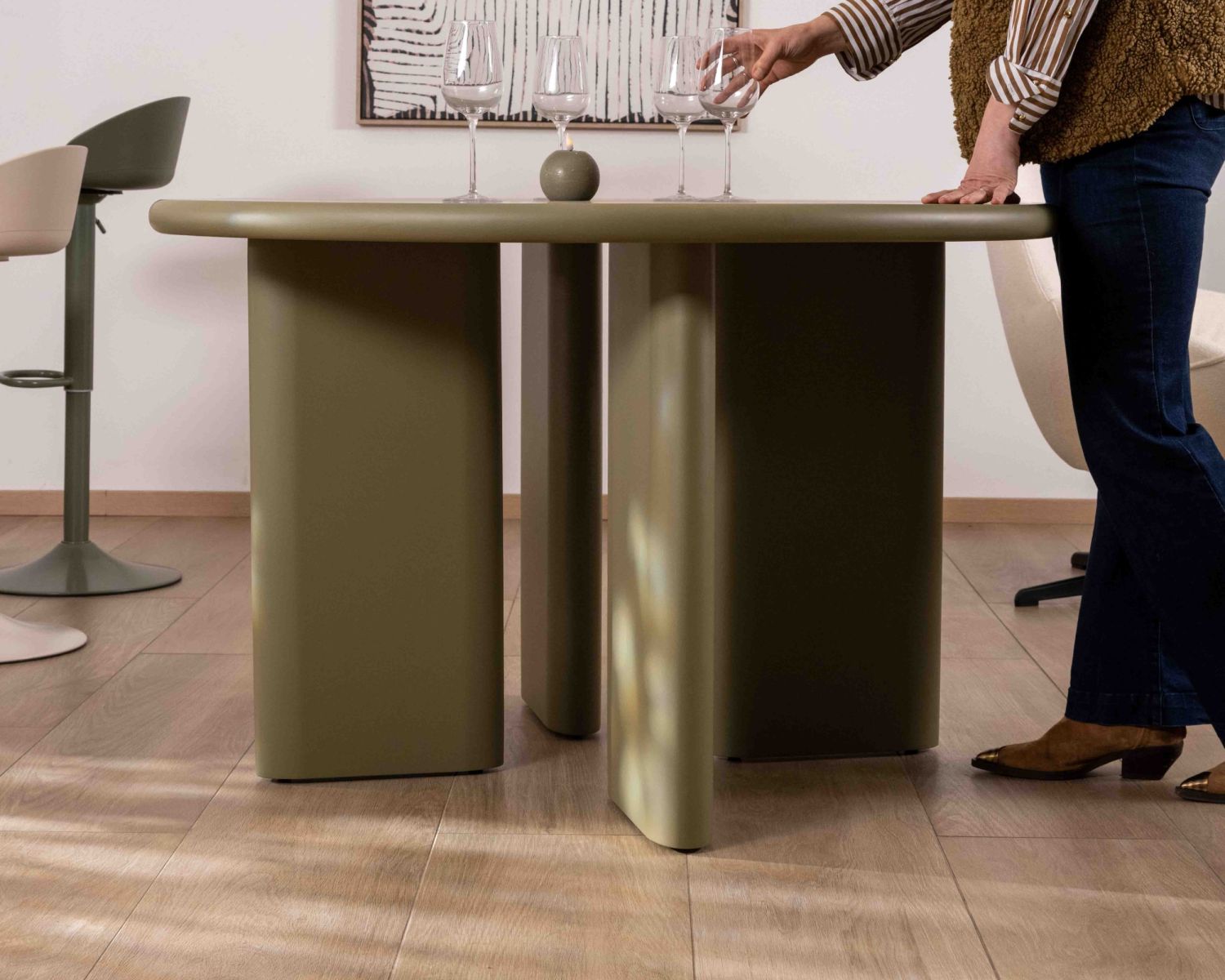 Table de repas ronde coloris vert sauge "Odyna" 120 cm piètement sculptural