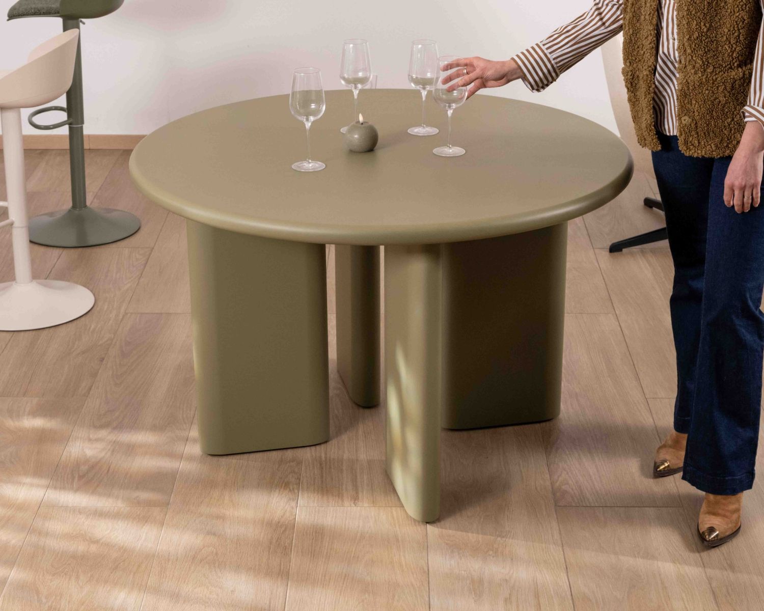 Table de repas ronde coloris vert sauge "Odyna" 120 cm piètement sculptural