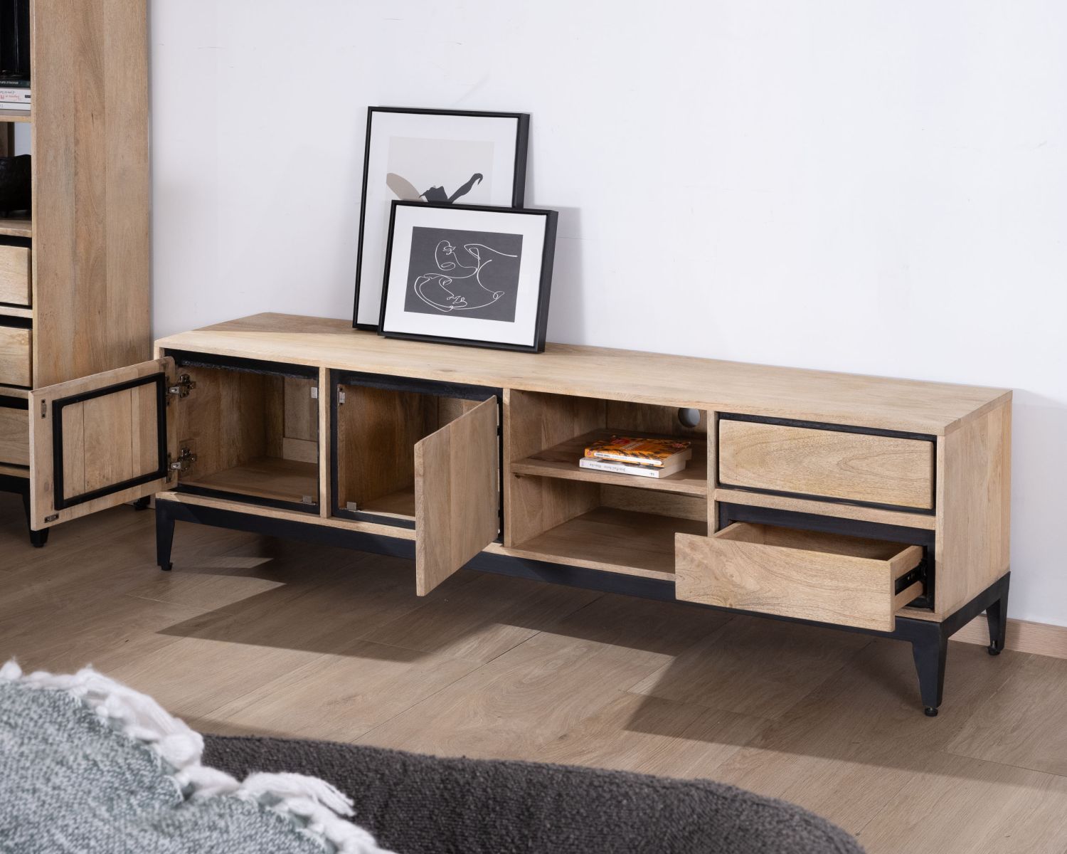 Grand meuble TV bicolore en manguier avec portes, niches et tiroirs "Bocca" 180 cm