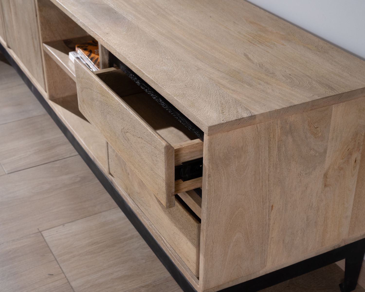 Grand meuble TV bicolore en manguier avec portes, niches et tiroirs "Bocca" 180 cm