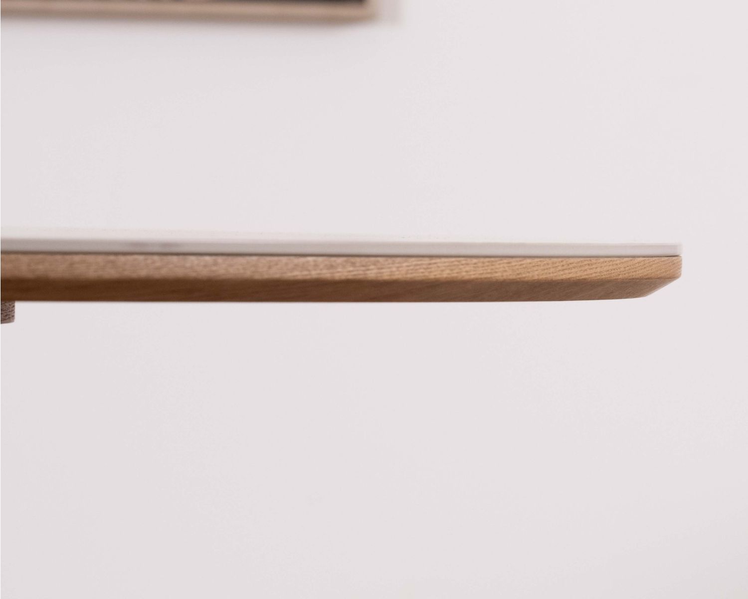 Table ronde 120 cm plateau céramique blanc effet marbre "Oria" piètement aspect chêne