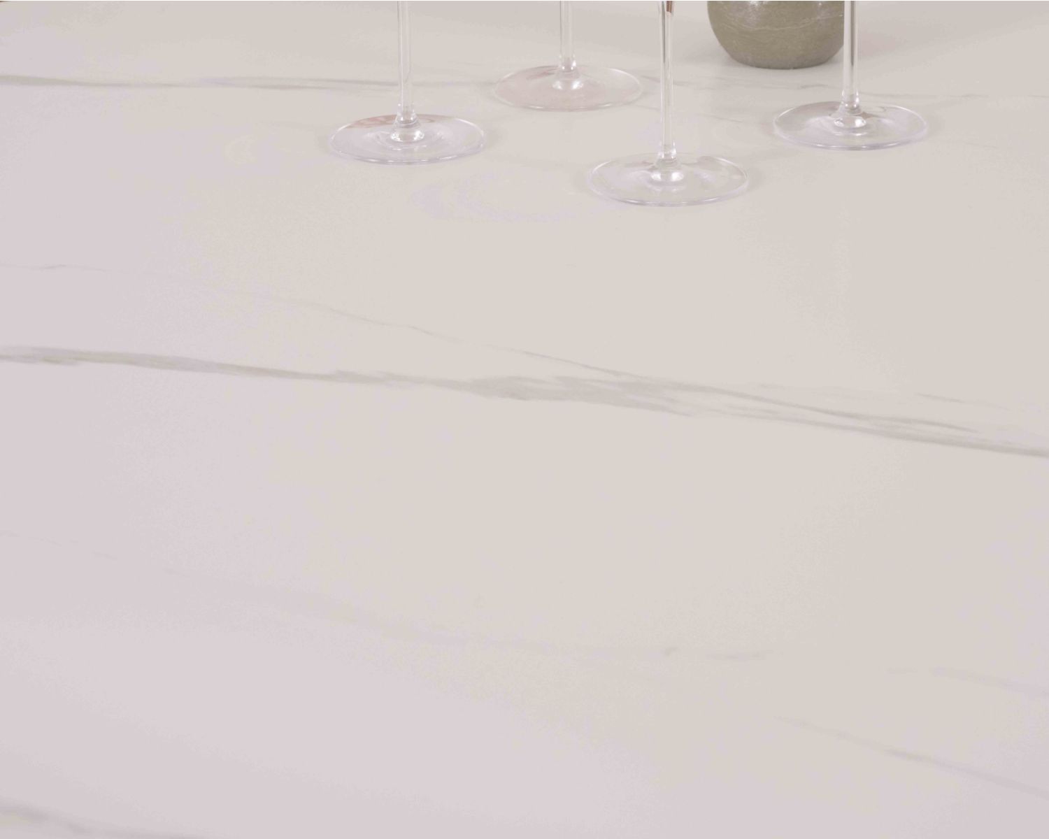 Table ronde 120 cm plateau céramique blanc effet marbre "Oria" piètement aspect chêne