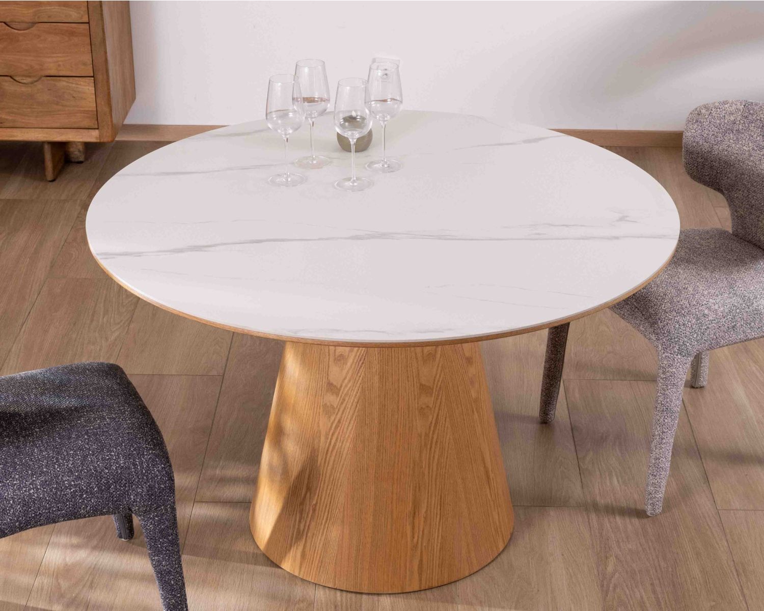 Table ronde 120 cm plateau céramique blanc effet marbre "Oria" piètement aspect chêne
