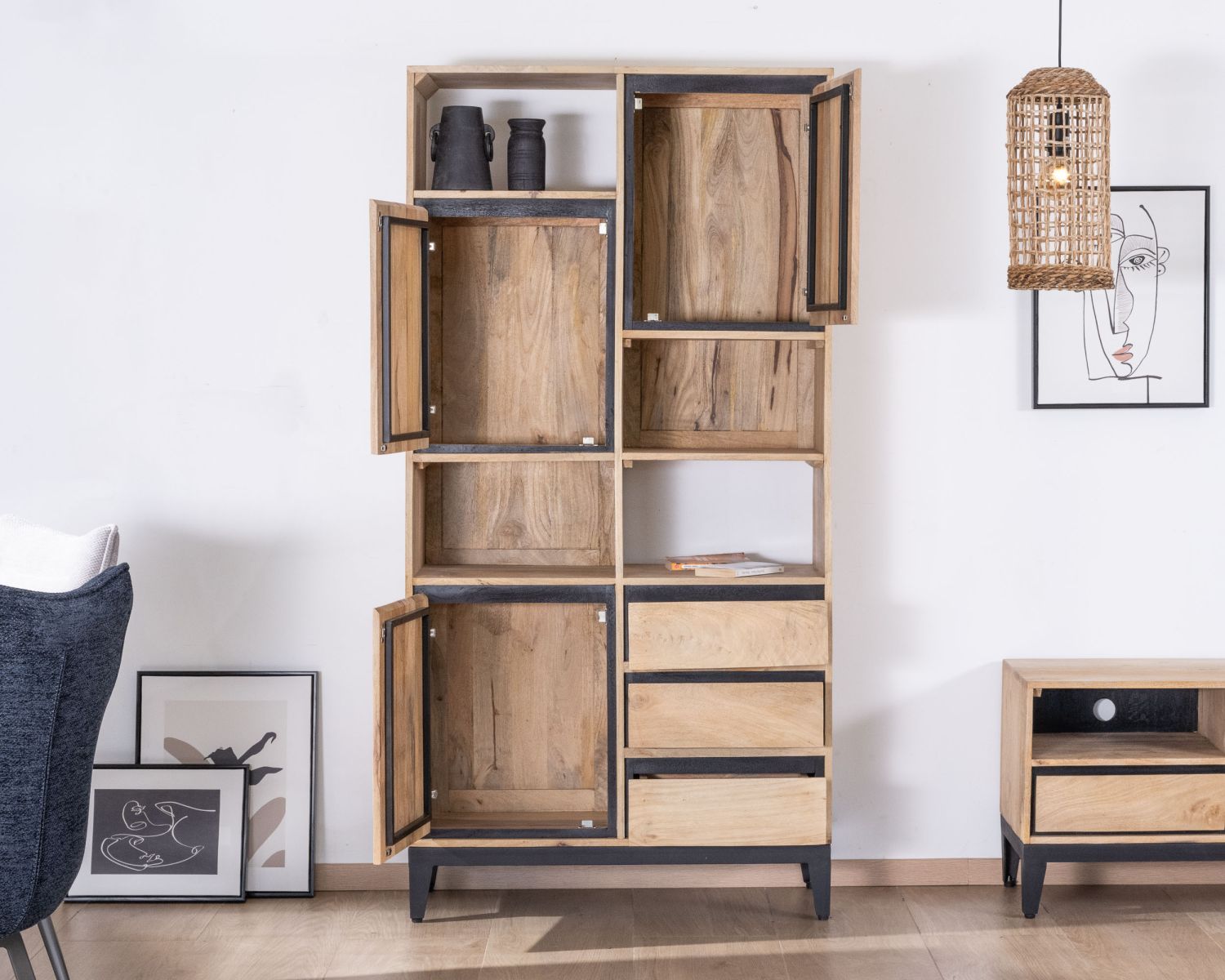 Bibliothèque design déstructuré en manguier avec liserés noirs "Bocca"